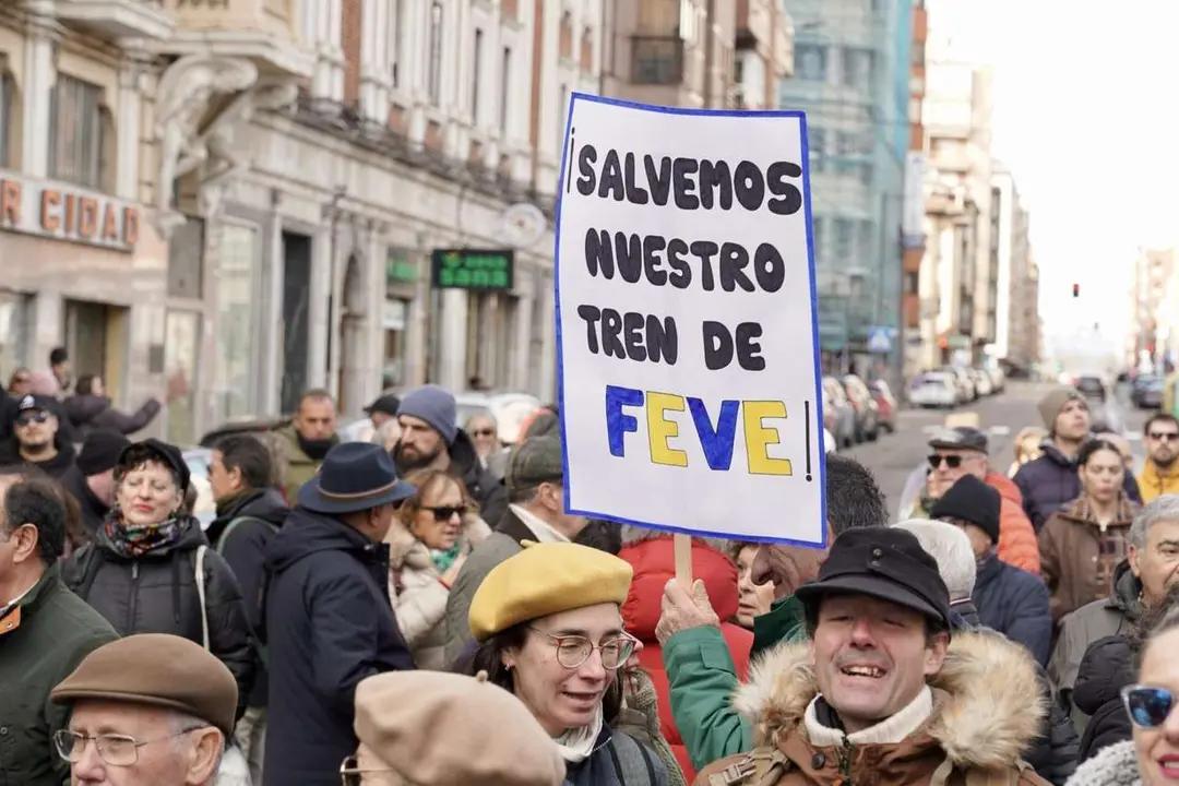 Concentraci&oacute;n frente a la estaci&oacute;n de Feve de Matallana para reclamar el regreso del tren de v&iacute;a estrecha al centro de la ciudad. Campillo. ICAL.