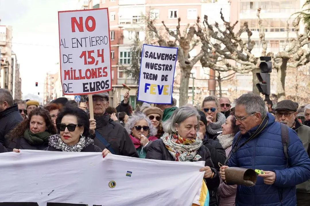Concentraci&oacute;n frente a la estaci&oacute;n de Feve de Matallana para reclamar el regreso del tren de v&iacute;a estrecha al centro de la ciudad. Campillo. ICAL.