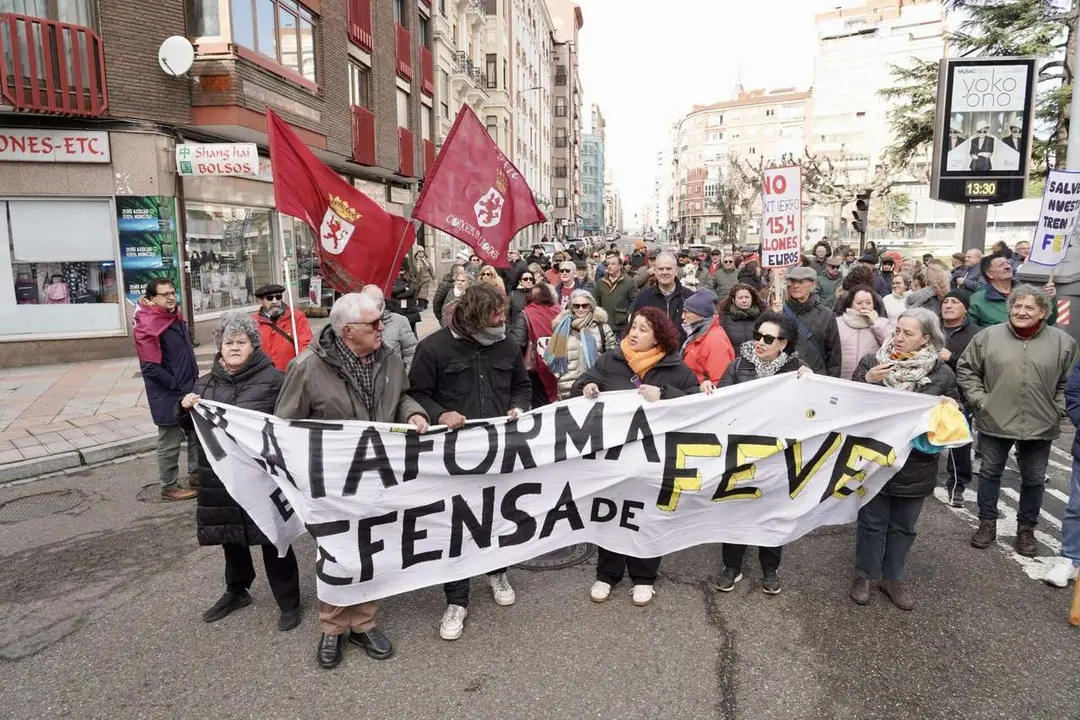 Concentraci&oacute;n frente a la estaci&oacute;n de Feve de Matallana para reclamar el regreso del tren de v&iacute;a estrecha al centro de la ciudad. Campillo. ICAL.