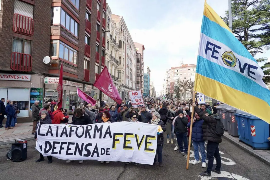Concentraci&oacute;n frente a la estaci&oacute;n de Feve de Matallana para reclamar el regreso del tren de v&iacute;a estrecha al centro de la ciudad. Campillo. ICAL.