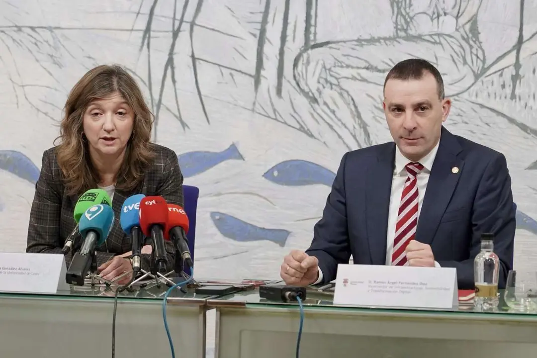 La rectora de la Universidad de Le&oacute;n, Nuria Gonz&aacute;lez, y el vicerrector de Infraestructuras, Sostenibilidad y Transformaci&oacute;n Digital, Ram&oacute;n &Aacute;ngel Fern&aacute;ndez, informan sobre los avances para la implantaci&oacute;n del grado en Medicina tanto en materia de infraestructuras como a nivel acad&eacute;mico. ICAL