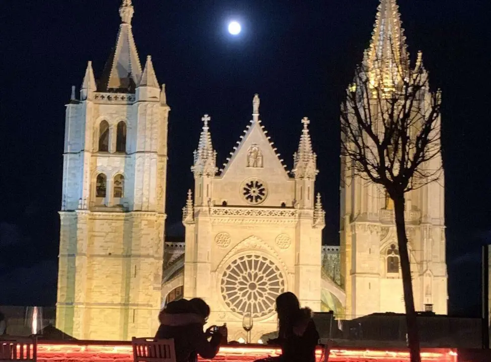 La Catedral y la luna desde la terraza del Hotel Camarote. | SM