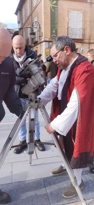 Vecinos y visitantes participaron en la observaci&oacute;n p&uacute;blica del Sol organizada en el centro de Le&oacute;n. | Le&oacute;n 24 Horas