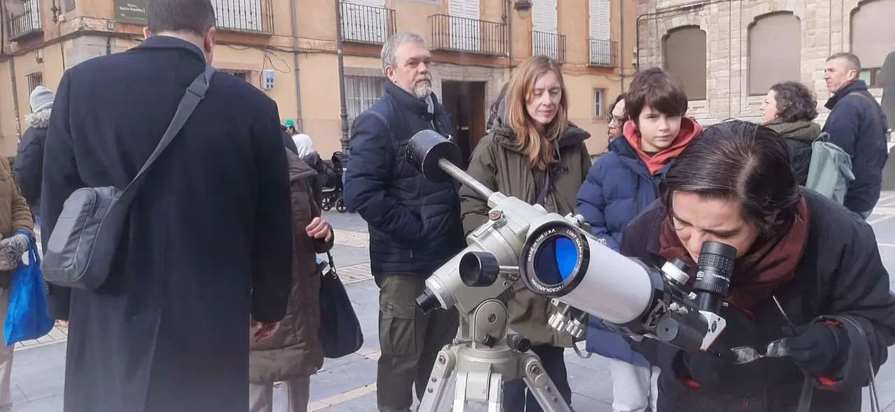 Vecinos y visitantes participaron en la observaci&oacute;n p&uacute;blica del Sol organizada en el centro de Le&oacute;n. | Le&oacute;n 24 Horas