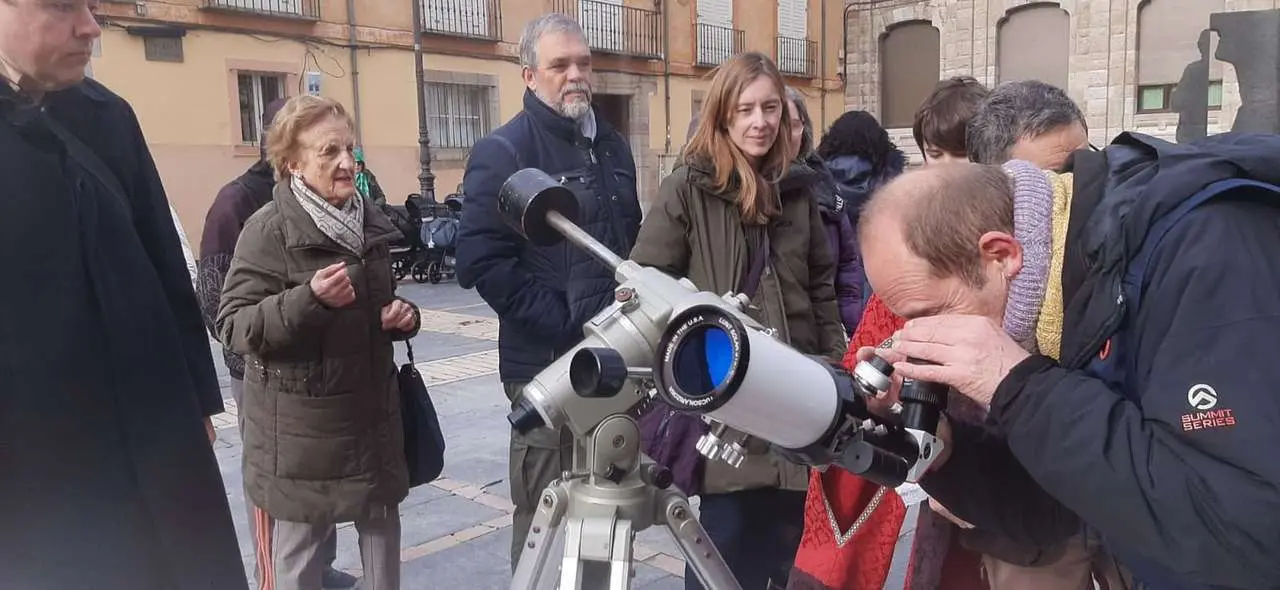 Vecinos y visitantes participaron en la observaci&oacute;n p&uacute;blica del Sol organizada en el centro de Le&oacute;n. | Le&oacute;n 24 Horas
