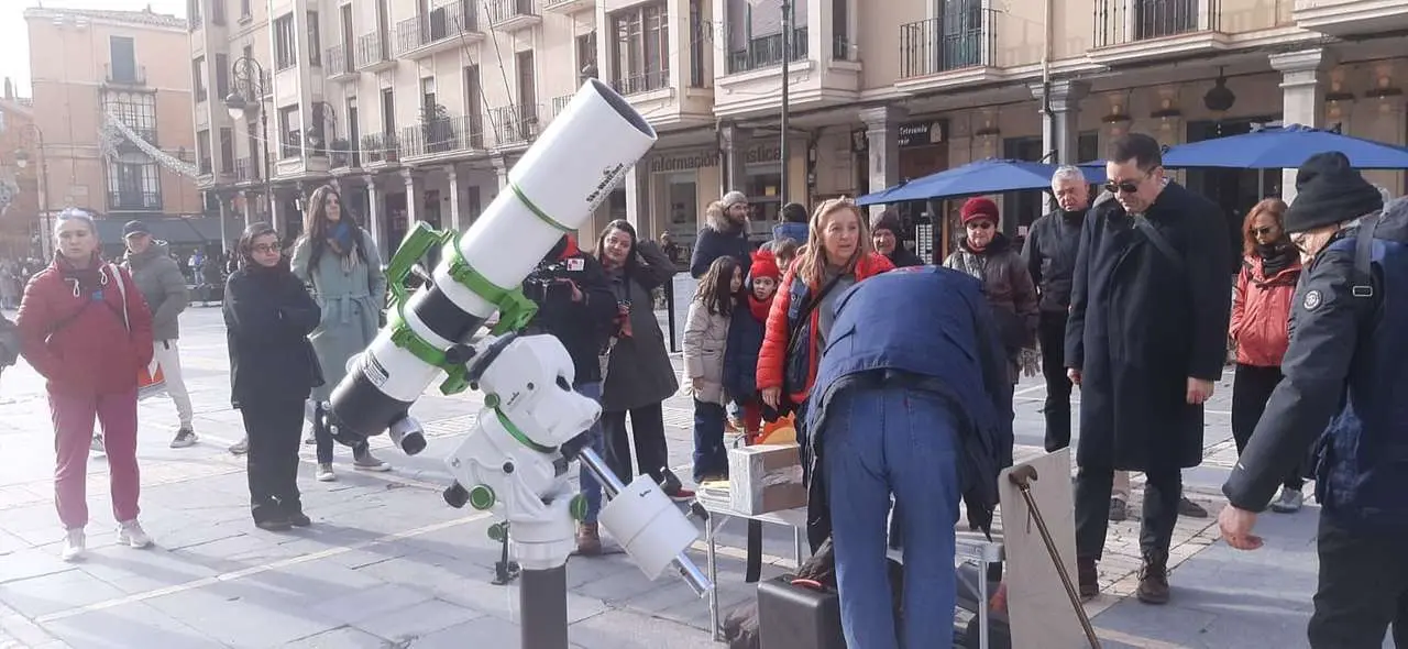 Vecinos y visitantes participaron en la observaci&oacute;n p&uacute;blica del Sol organizada en el centro de Le&oacute;n. | Le&oacute;n 24 Horas