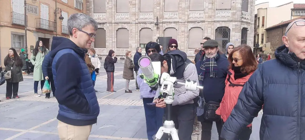 Vecinos y visitantes participaron en la observaci&oacute;n p&uacute;blica del Sol organizada en el centro de Le&oacute;n. | Le&oacute;n 24 Horas