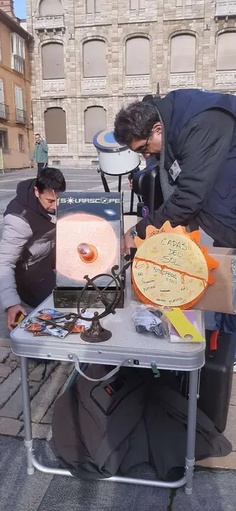 Vecinos y visitantes participaron en la observaci&oacute;n p&uacute;blica del Sol organizada en el centro de Le&oacute;n. | Le&oacute;n 24 Horas
