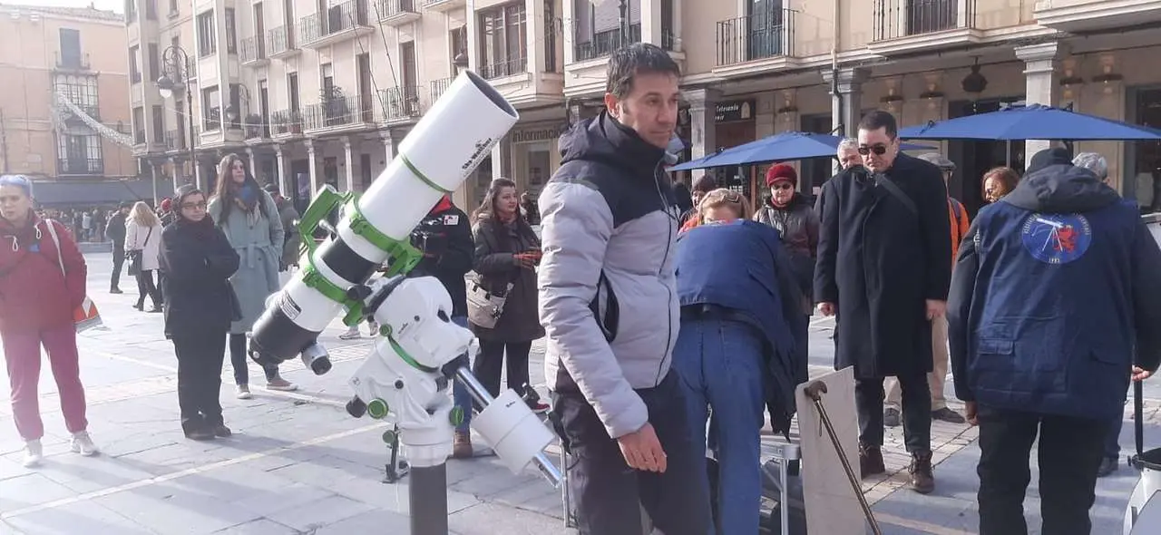 Vecinos y visitantes participaron en la observaci&oacute;n p&uacute;blica del Sol organizada en el centro de Le&oacute;n. | Le&oacute;n 24 Horas
