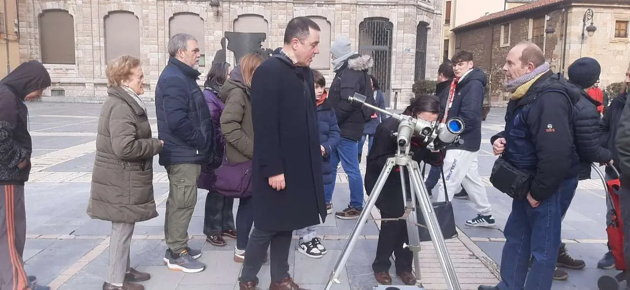 Vecinos y visitantes participaron en la observaci&oacute;n p&uacute;blica del Sol organizada en el centro de Le&oacute;n. | Le&oacute;n 24 Horas
