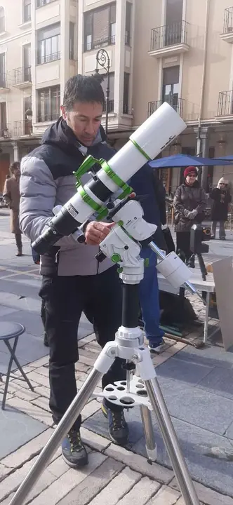 Vecinos y visitantes participaron en la observaci&oacute;n p&uacute;blica del Sol organizada en el centro de Le&oacute;n. | Le&oacute;n 24 HorasVecinos y visitantes participaron en la observaci&oacute;n p&uacute;blica del Sol organizada en el centro de Le&oacute;n. | Le&oacute;n 24 Horas
