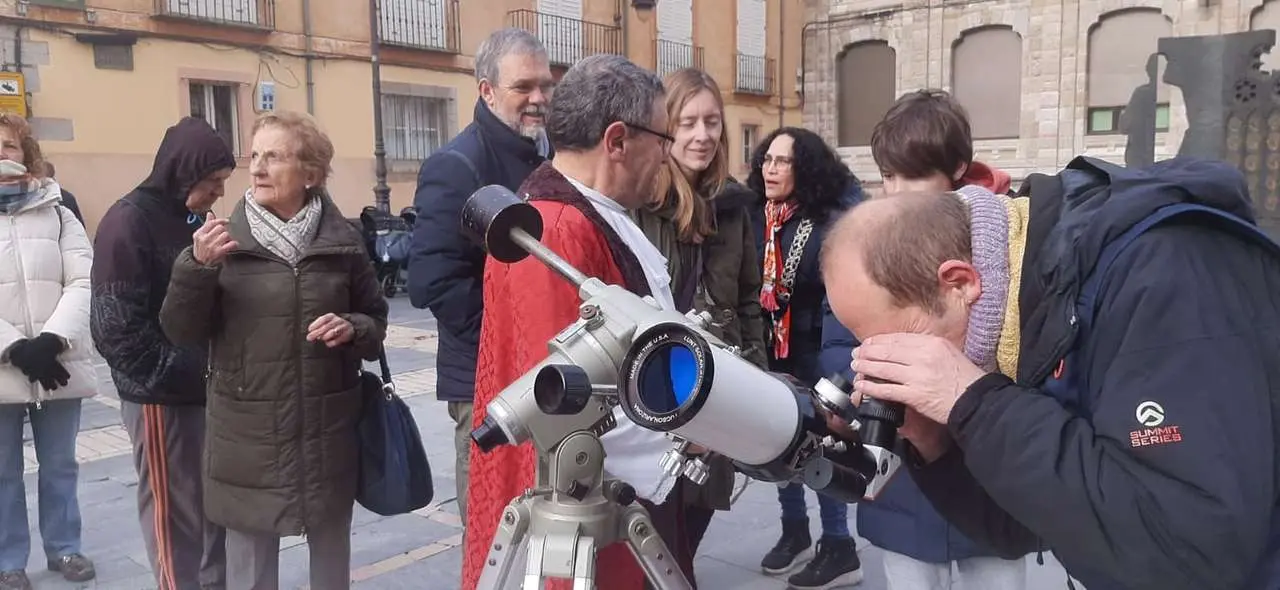 Vecinos y visitantes participaron en la observaci&oacute;n p&uacute;blica del Sol organizada en el centro de Le&oacute;n. | Le&oacute;n 24 Horas