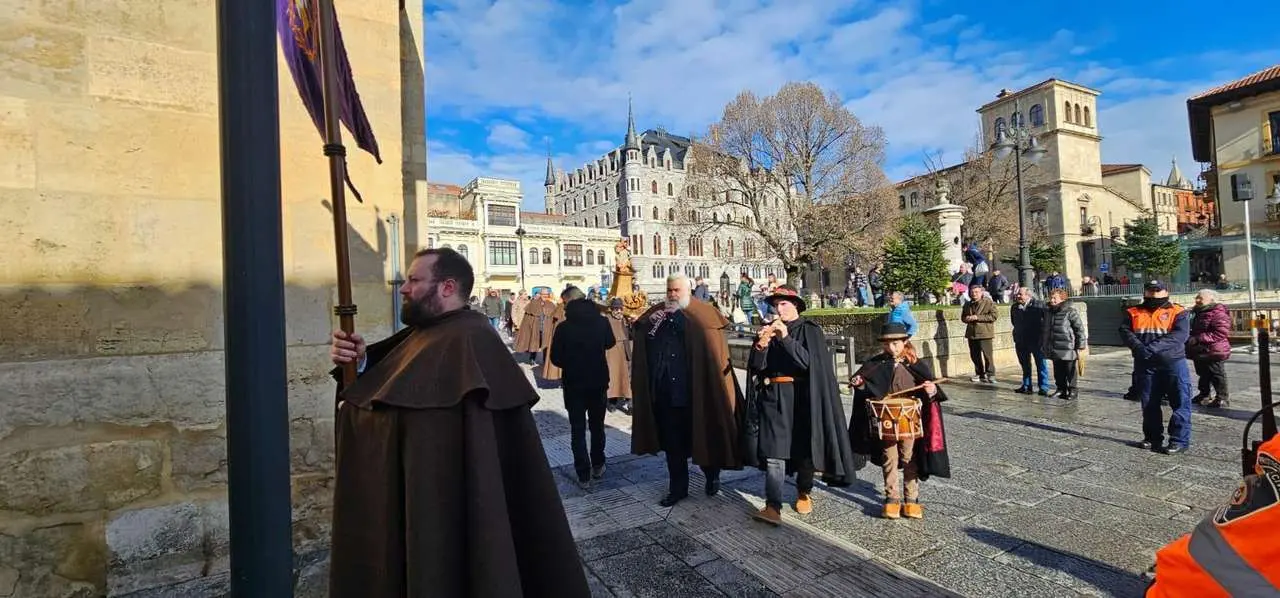 Bendici&oacute;n de mascotas por San Ant&oacute;n en el entorno de San Marcelo, este domingo en el centro de Le&oacute;n. Foto: Le&oacute;n 24 Horas