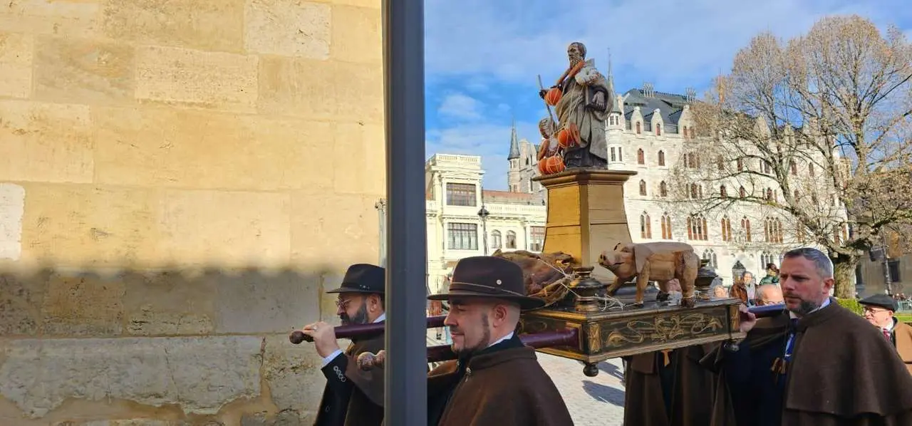 Bendici&oacute;n de mascotas por San Ant&oacute;n en el entorno de San Marcelo, este domingo en el centro de Le&oacute;n. Foto: Le&oacute;n 24 Horas