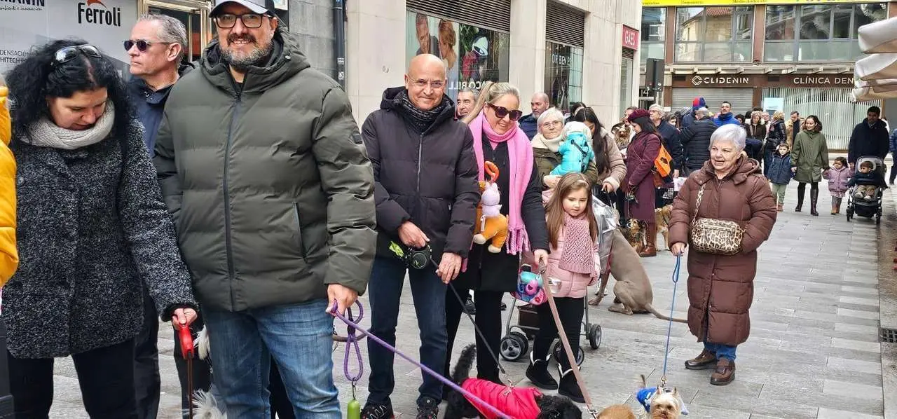 Bendici&oacute;n de mascotas por San Ant&oacute;n en el entorno de San Marcelo, este domingo en el centro de Le&oacute;n. Foto: Le&oacute;n 24 Horas