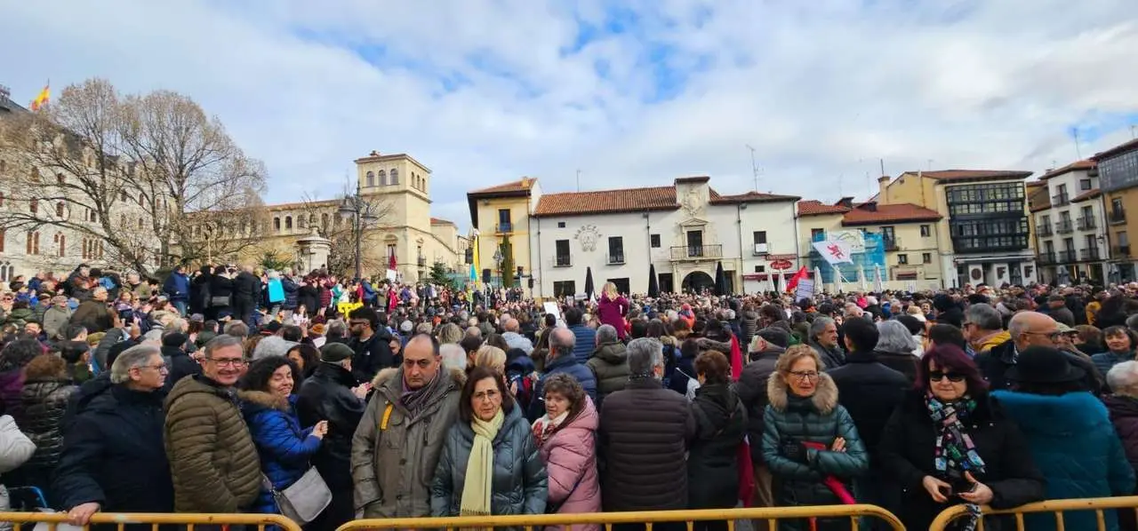 Bendici&oacute;n de mascotas por San Ant&oacute;n en el entorno de San Marcelo, este domingo en el centro de Le&oacute;n. Foto: Le&oacute;n 24 Horas