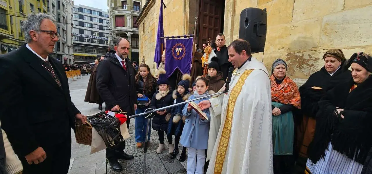 Bendici&oacute;n de mascotas por San Ant&oacute;n en el entorno de San Marcelo, este domingo en el centro de Le&oacute;n. Foto: Le&oacute;n 24 Horas