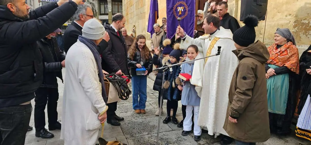 Bendici&oacute;n de mascotas por San Ant&oacute;n en el entorno de San Marcelo, este domingo en el centro de Le&oacute;n. Foto: Le&oacute;n 24 Horas