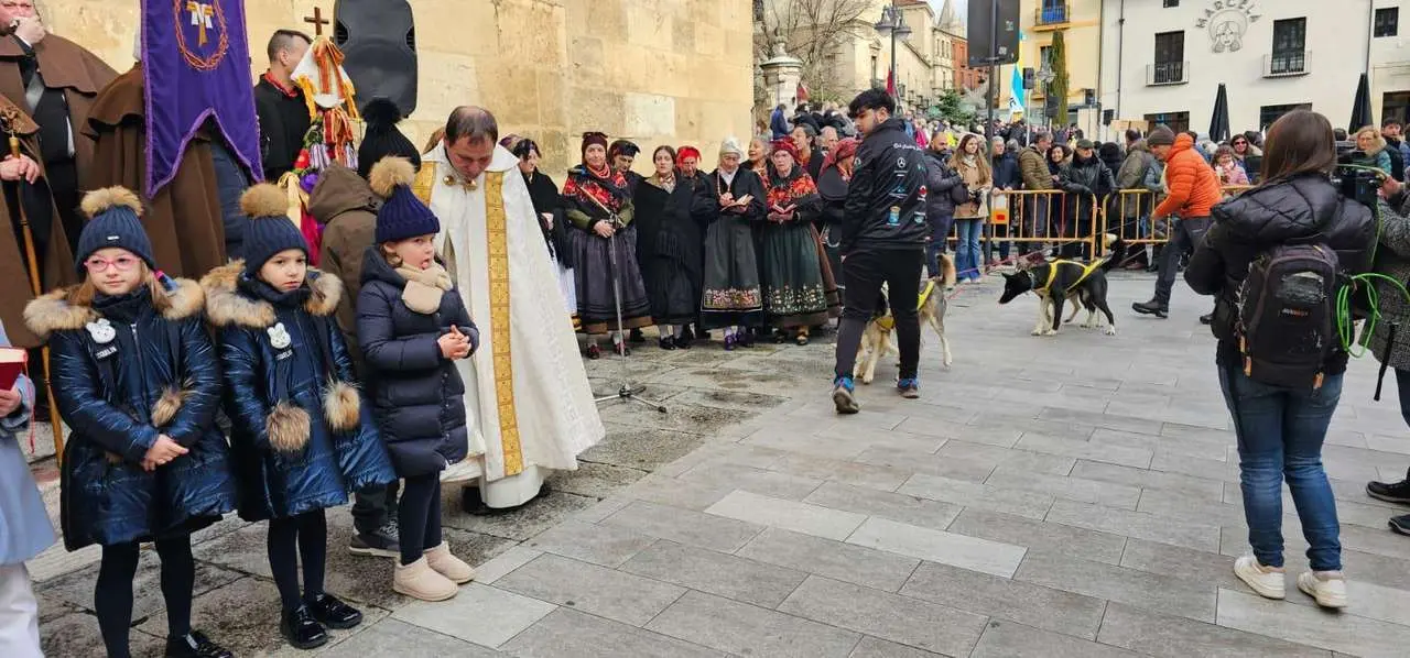 Bendici&oacute;n de mascotas por San Ant&oacute;n en el entorno de San Marcelo, este domingo en el centro de Le&oacute;n. Foto: Le&oacute;n 24 Horas