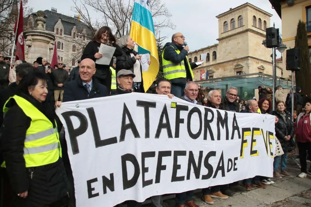 La Plataforma en Defensa del Ferrocarril de V&iacute;a Estrecha (Feve) de Le&oacute;n convoca una manifestaci&oacute;n y cadena humana para reclamar que no se entierre el trazado ni se implante el autob&uacute;s el&eacute;ctrico en el tramo afectado.  ICAL.