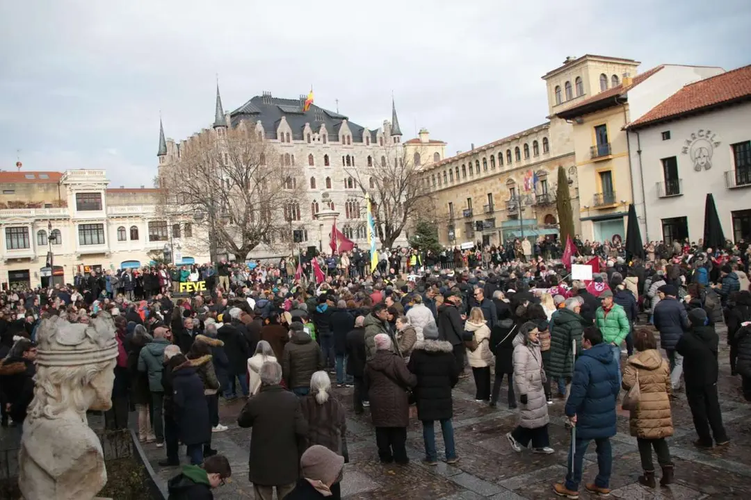 La Plataforma en Defensa del Ferrocarril de V&iacute;a Estrecha (Feve) de Le&oacute;n convoca una manifestaci&oacute;n y cadena humana para reclamar que no se entierre el trazado ni se implante el autob&uacute;s el&eacute;ctrico en el tramo afectado
