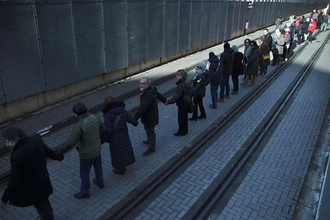 La Plataforma en Defensa del Ferrocarril de V&iacute;a Estrecha (Feve) de Le&oacute;n convoca una manifestaci&oacute;n y cadena humana para reclamar que no se entierre el trazado ni se implante el autob&uacute;s el&eacute;ctrico en el tramo afectado  ICAL.