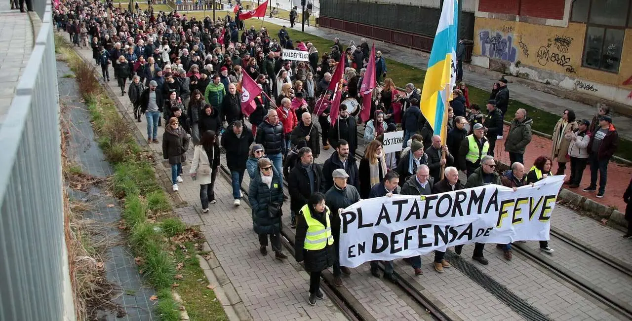 La Plataforma en Defensa del Ferrocarril de V&iacute;a Estrecha (Feve) de Le&oacute;n convoca una manifestaci&oacute;n y cadena humana para reclamar que no se entierre el trazado ni se implante el autob&uacute;s el&eacute;ctrico en el tramo afectado.  ICAL.