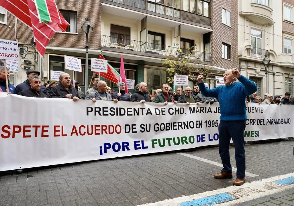 Los regantes del P&aacute;ramo Bajo de Le&oacute;n se movilizan ante la CHD para exigir que cumpla los compromisos firmados hace d&eacute;cadas. | ICAL