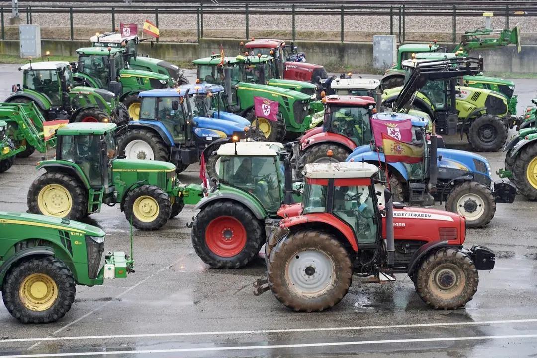 La Plataforma de Defensa del Campo Leon&eacute;s (Decale&oacute;n) ha celebrado este mi&eacute;rcoles en Le&oacute;n una tractorada en contra de Mercosur, los recortes de la PAC y la competencia desleal. | ICAL
