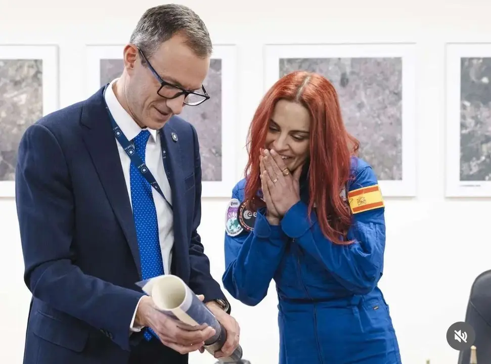 Sara Garc&iacute;a Alonso junto a Louis Tillier en el Centro de Sat&eacute;lites de la Uni&oacute;n Europea. | @astro_sarag