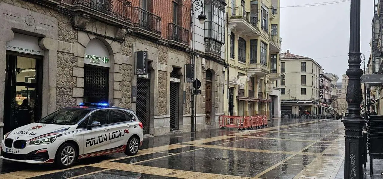 Temporal &lsquo;Ingrid&rsquo; en Le&oacute;n: los Bomberos intervienen en la Calle Ancha tras un desprendimiento en la fachada del edificio del Gnomos. Foto: Le&oacute;n 24 Horas