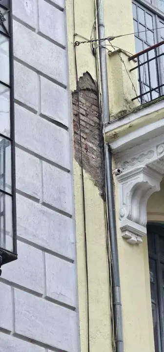 Temporal &lsquo;Ingrid&rsquo; en Le&oacute;n: los Bomberos intervienen en la Calle Ancha tras un desprendimiento en la fachada del edificio del Gnomos. Foto: Le&oacute;n 24 Horas