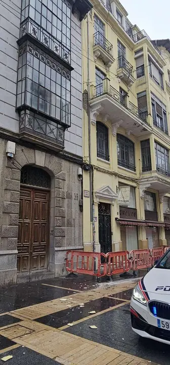 Temporal &lsquo;Ingrid&rsquo; en Le&oacute;n: los Bomberos intervienen en la Calle Ancha tras un desprendimiento en la fachada del edificio del Gnomos. Foto: Le&oacute;n 24 Horas