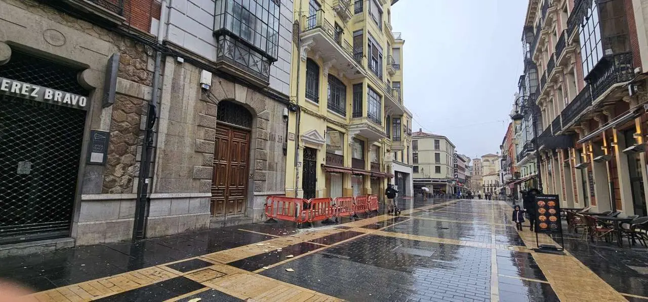 Temporal &lsquo;Ingrid&rsquo; en Le&oacute;n: los Bomberos intervienen en la Calle Ancha tras un desprendimiento en la fachada del edificio del Gnomos. Foto: Le&oacute;n 24 Horas