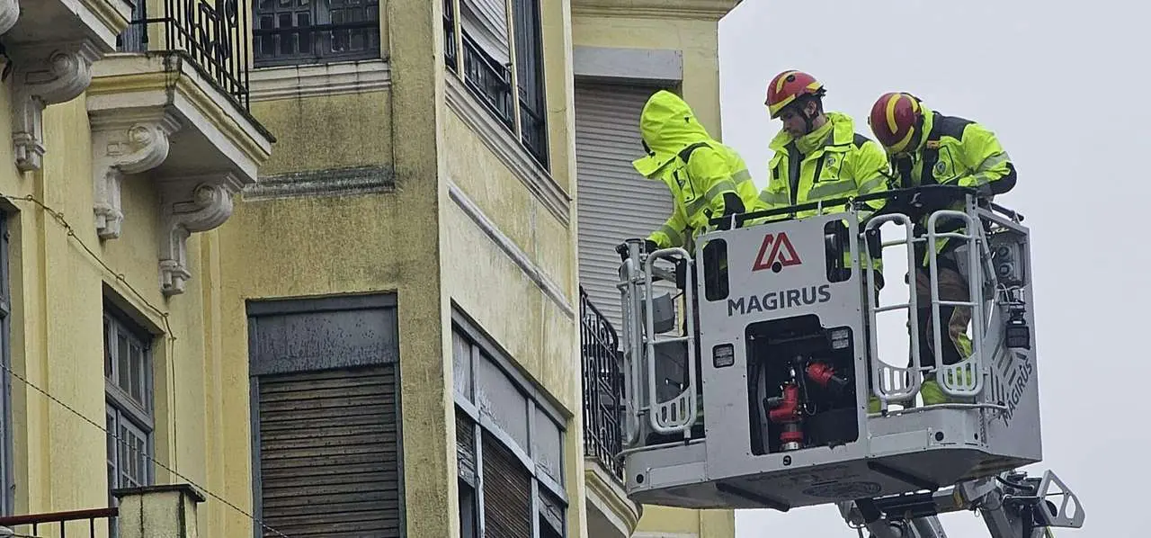 Temporal &lsquo;Ingrid&rsquo; en Le&oacute;n: los Bomberos intervienen en la Calle Ancha tras un desprendimiento en la fachada del edificio del Gnomos. Foto: Le&oacute;n 24 Horas