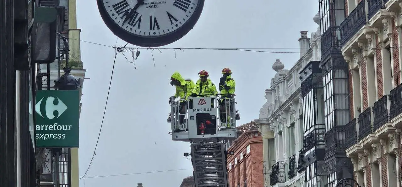 Temporal &lsquo;Ingrid&rsquo; en Le&oacute;n: los Bomberos intervienen en la Calle Ancha tras un desprendimiento en la fachada del edificio del Gnomos. Foto: Le&oacute;n 24 HorasTemporal &lsquo;Ingrid&rsquo; en Le&oacute;n: los Bomberos intervienen en la Calle Ancha tras un desprendimiento en la fachada del edificio del Gnomos. Foto: Le&oacute;n 24 Horas