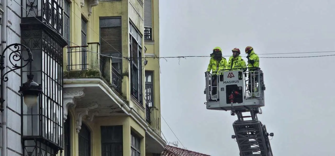 Temporal &lsquo;Ingrid&rsquo; en Le&oacute;n: los Bomberos intervienen en la Calle Ancha tras un desprendimiento en la fachada del edificio del Gnomos. Foto: Le&oacute;n 24 Horas