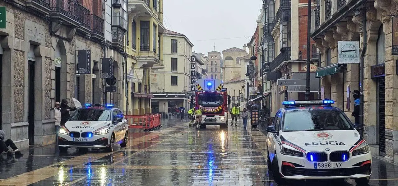 Temporal &lsquo;Ingrid&rsquo; en Le&oacute;n: los Bomberos intervienen en la Calle Ancha tras un desprendimiento en la fachada del edificio del Gnomos. Foto: Le&oacute;n 24 Horas