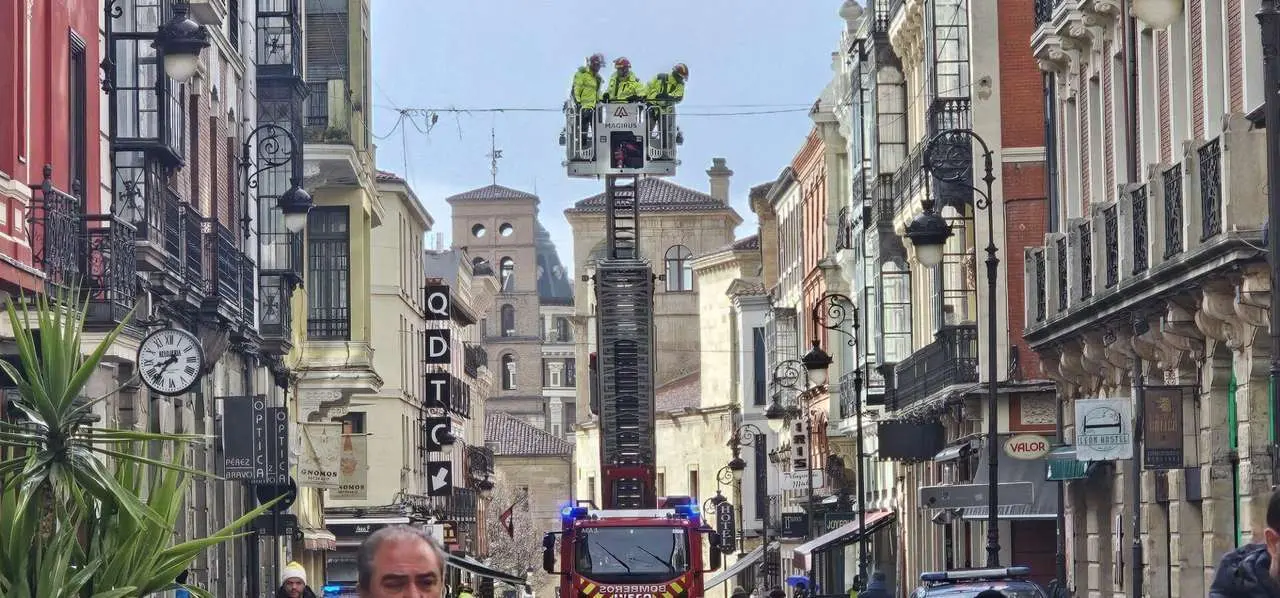 Temporal &lsquo;Ingrid&rsquo; en Le&oacute;n: los Bomberos intervienen en la Calle Ancha tras un desprendimiento en la fachada del edificio del Gnomos. Foto: Le&oacute;n 24 Horas