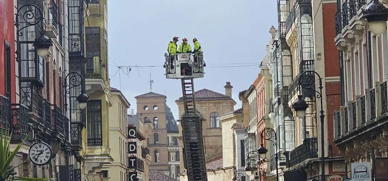 Temporal &lsquo;Ingrid&rsquo; en Le&oacute;n: los Bomberos intervienen en la Calle Ancha tras un desprendimiento en la fachada del edificio del Gnomos. Foto: Le&oacute;n 24 Horas