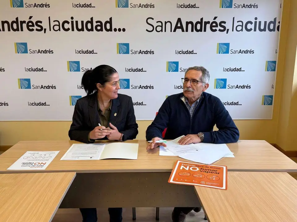 La alcaldesa de San Andr&eacute;s del Rabanedo, Ana Caurel, y el presidente provincial de la Asociaci&oacute;n Espa&ntilde;ola Contra el C&aacute;ncer, Estanislao de Luis Calabuig.