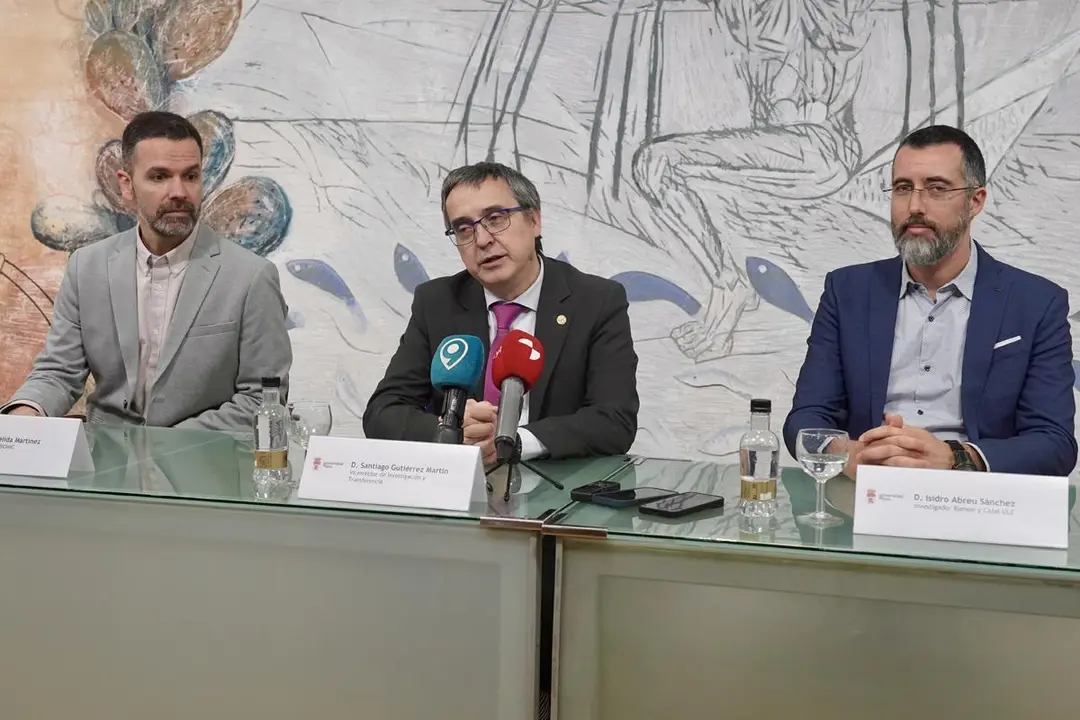 El vicerrector de Investigaci&oacute;n y Transferencia, Santiago Guti&eacute;rrez, y el director del Instituto de Biolog&iacute;a Molecular, Gen&oacute;mica y Prote&oacute;mica, Hugo M&eacute;lida, acompa&ntilde;an al nuevo investigador Ram&oacute;n y Cajal de la Universidad de Le&oacute;n, Isidro Abreu S&aacute;nchez, en la presentaci&oacute;n de una investigaci&oacute;n financiada por la Fundaci&oacute;n Gates para combatir la anemia. | ICAL
