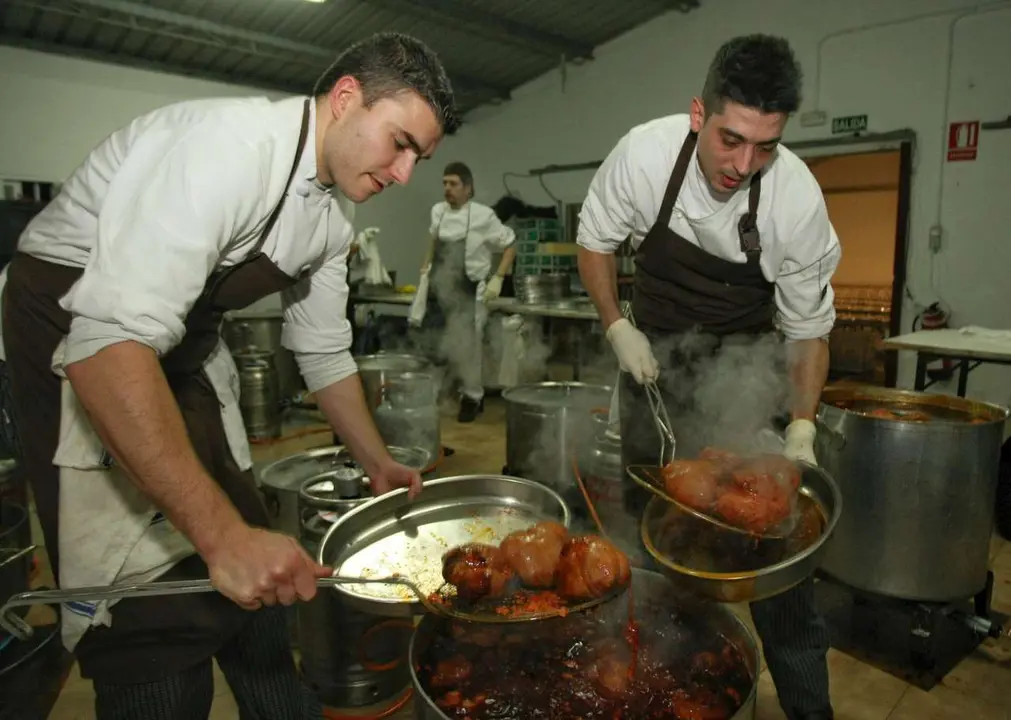 Dos cocineros durante la preparaci&oacute;n de los botillos del XLIV Festival nacional de Exaltaci&oacute;n del Botillo de Bembibre (Le&oacute;n). C&eacute;sar S&aacute;nchez