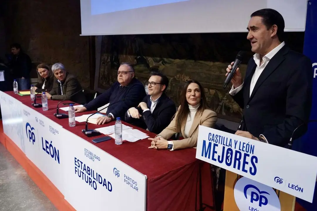 El presidente provincial del Partido Popular de Le&oacute;n, Juan Carlos Su&aacute;rez-Qui&ntilde;ones, mantiene un encuentro con alcaldes, portavoces y simpatizantes acompa&ntilde;ado por el consejero de Sanidad, Alejandro V&aacute;zquez. Campillo