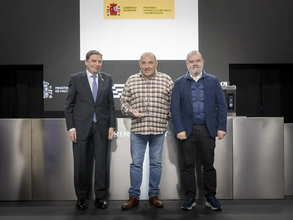 En el centro, Jos&eacute; Gord&oacute;n, entre el ministro Planas y Benjam&iacute;n Lana, en Madrid Fusi&oacute;n.