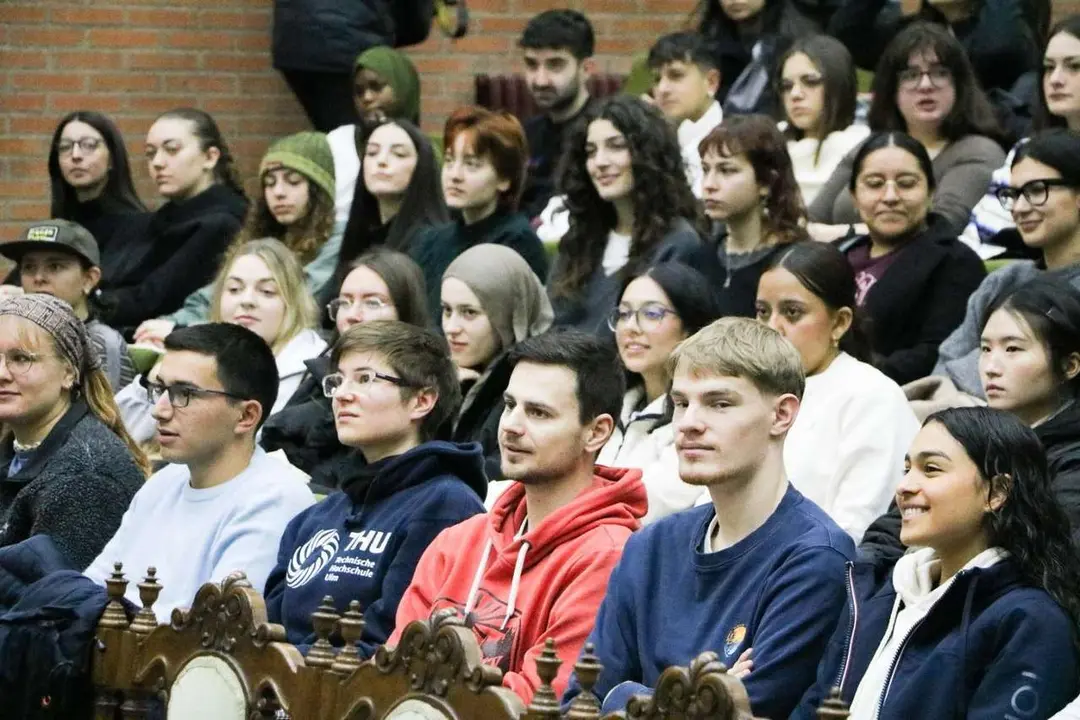 Imagen de archivo de un acto de la Universidad de Le&oacute;n con estudiantes internacionales. | ICAL