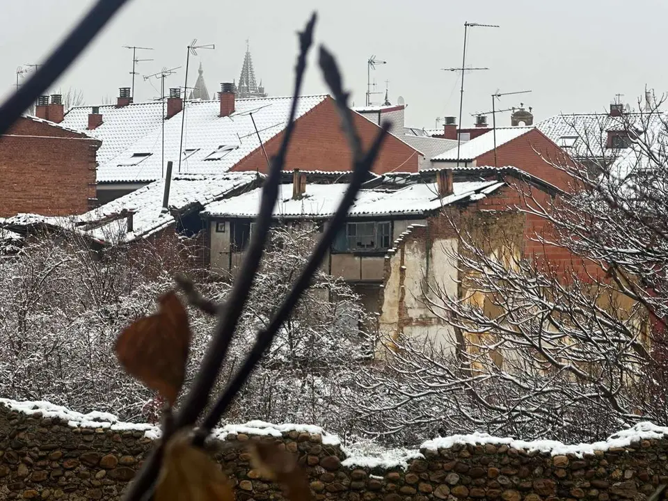 Le&oacute;n ha amanecido este mi&eacute;rcoles 4 de febrero bajo una fina capa de nieve.