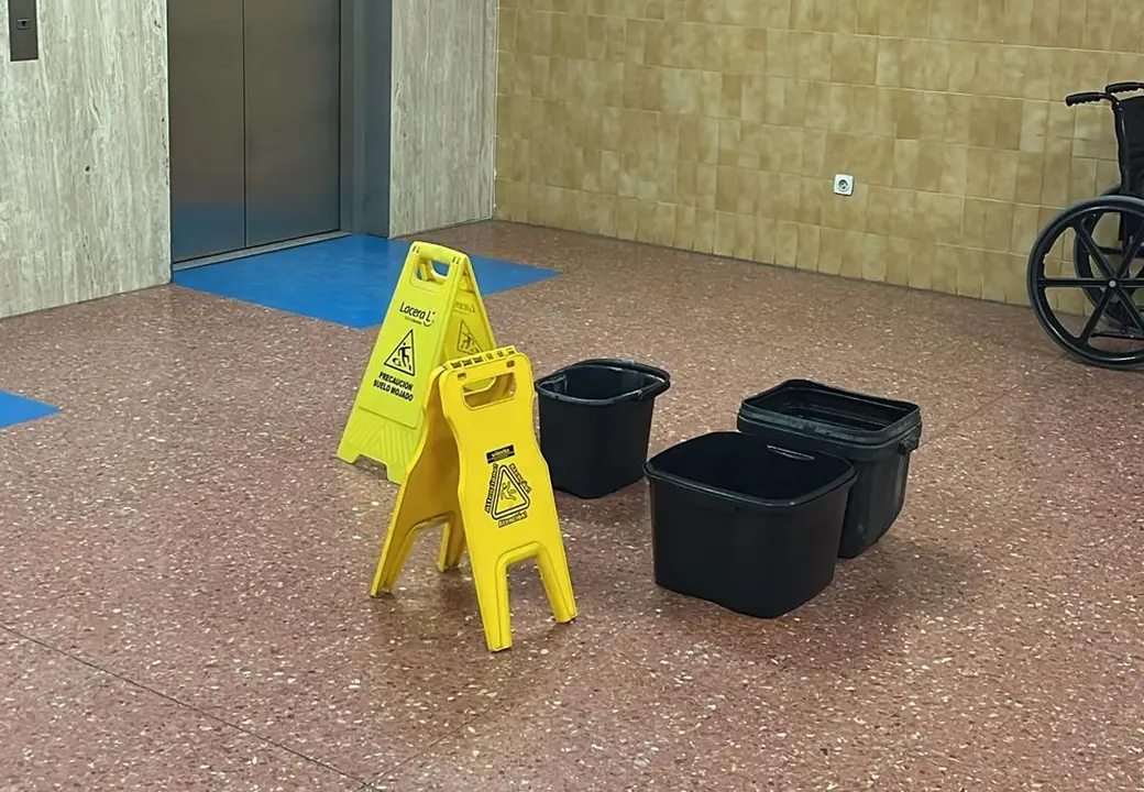 Goteras en el &uacute;ltimo piso y cubos y advertencias para no resbalar, ayer por la ma&ntilde;ana en el centro de salud de Jos&eacute; Aguado. | LE&Oacute;N24HORAS