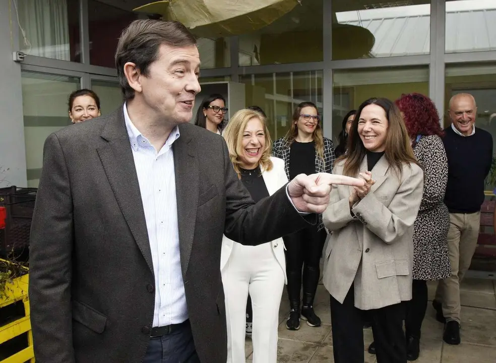 El presidente del Partido Popular de Castilla y Le&oacute;n y candidato a la Presidencia de la Junta, Alfonso Fern&aacute;ndez Ma&ntilde;ueco, durante su visita a la Asociaci&oacute;n de Alzheimer Bierzo (AFA). C&eacute;sar S&aacute;nchez