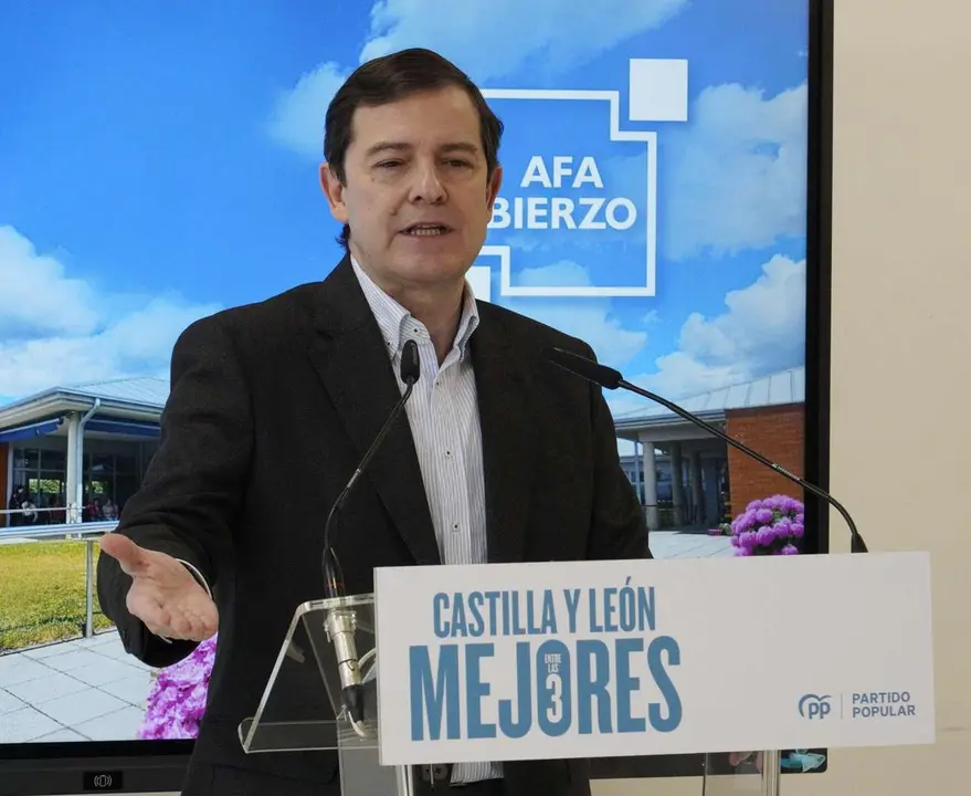 El presidente del Partido Popular de Castilla y Le&oacute;n y candidato a la Presidencia de la Junta, Alfonso Fern&aacute;ndez Ma&ntilde;ueco, durante su visita a la Asociaci&oacute;n de Alzheimer Bierzo (AFA). C&eacute;sar S&aacute;nchez